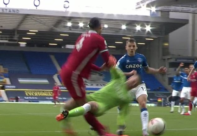 Van Dijk injured by Pickford in Merseyside derby